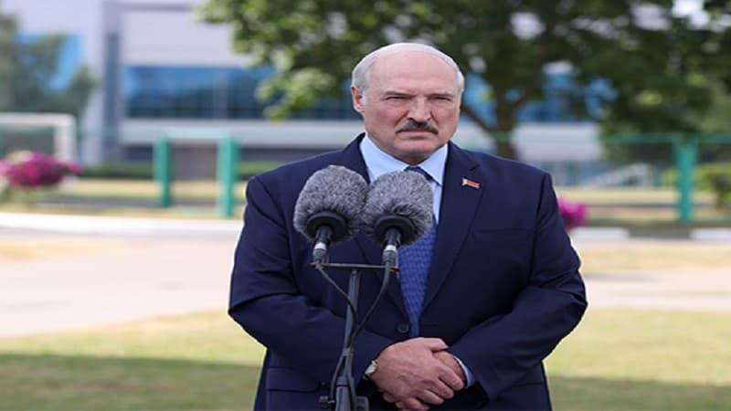 Lukaşenkonun sözçüsündən jurnalistlərə “avtomatlı” cavab (FOTO)