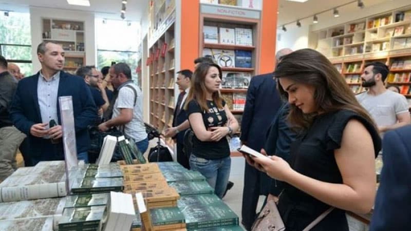Kafelər açılanda axını gördük, bəs kitab mağazalarına gedən varmı?