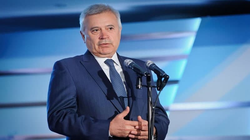 Prezident Vahid Ələkbərovu təltif etdi (SƏRƏNCAM)