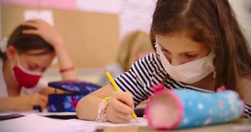 Rusiyada məktəblilərin maska taxmamasına icazə verilib
