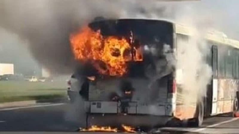 Bakıda "BakuBus" avtobusu yandı