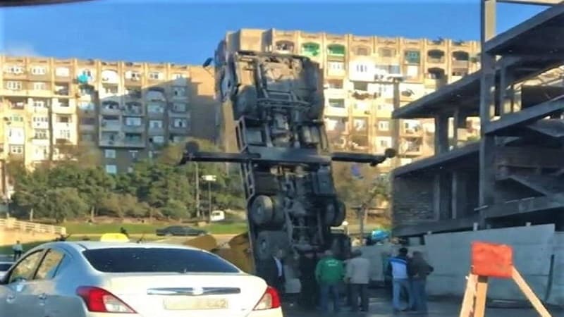 Bakıda kran yaşayış binasının üstünə aşdı: Ölən var (VİDEO/YENİLƏNİB)