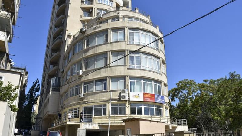 Qurban Məmmədova məxsus beşmərtəbəli tikili sökülür (FOTOLAR)