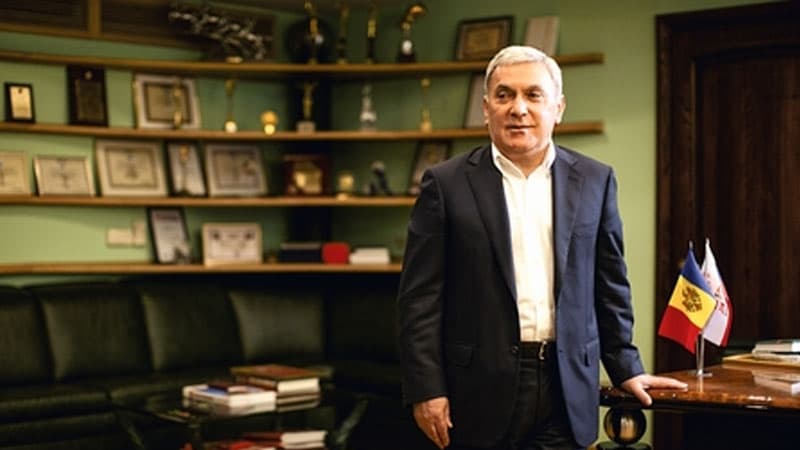 Putinin “Dostluq” ordeni verdiyi Feyruz İsayev kimdir?