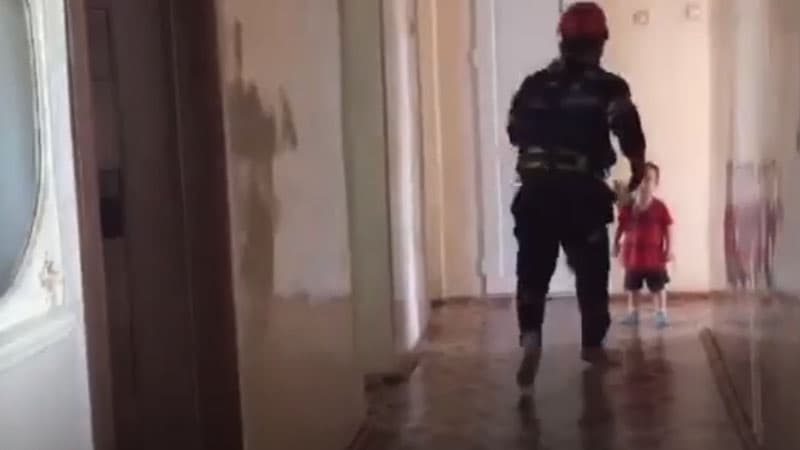Bağlı qapı arxasında qalan azyaşlı belə xilas edildi (VİDEO)