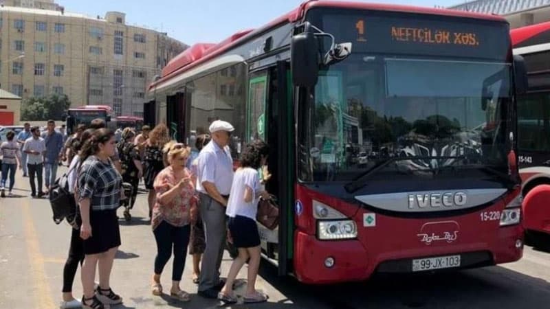 Yenə sıxlıq, yenə çoxsaylı sərnişin növbəsi - Bakının nəqliyyat dərdi (VİDEO)