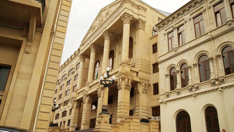 Şagirdin özünü məktəbin binasından atması ilə bağlı cinayət işi açıldı