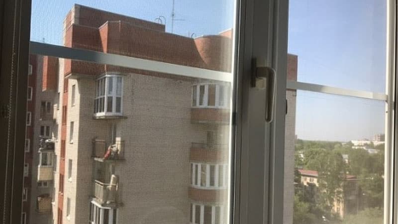 Bir yaşlı uşaq 12-ci mərtəbədən düşdü, sağ qaldı