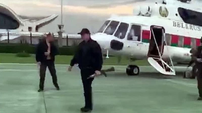 Lukaşenko avtomatla gəzməsini belə əsaslandırdı