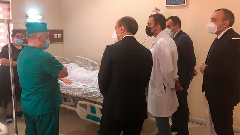 Təhsil naziri özünü məktəb binasından atan şagirdə baş çəkib (FOTO)