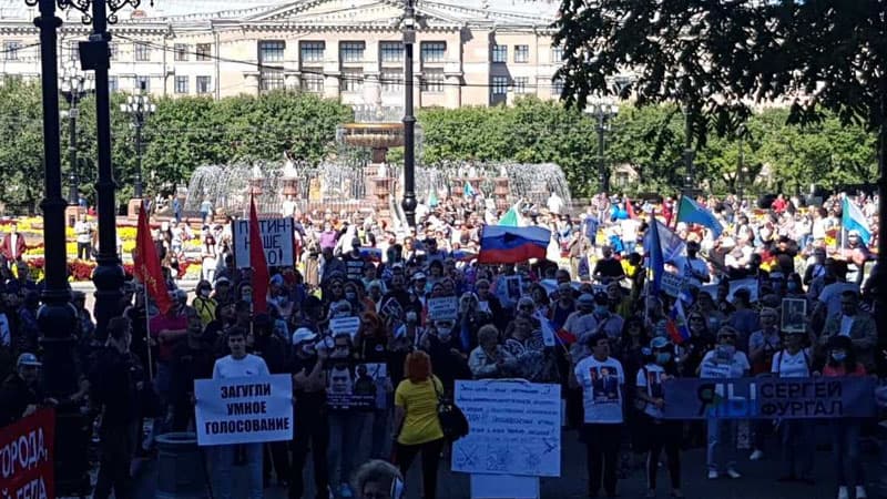 Minlərlə xabarovsklu yenidən ayağa qalxdı: “Putin, ale! Sən ümumiyyətlə, varsan?" (FOTO/VİDEO)