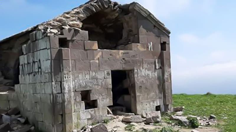 Daha bir tarixi abidə dağılır (FOTOLAR)