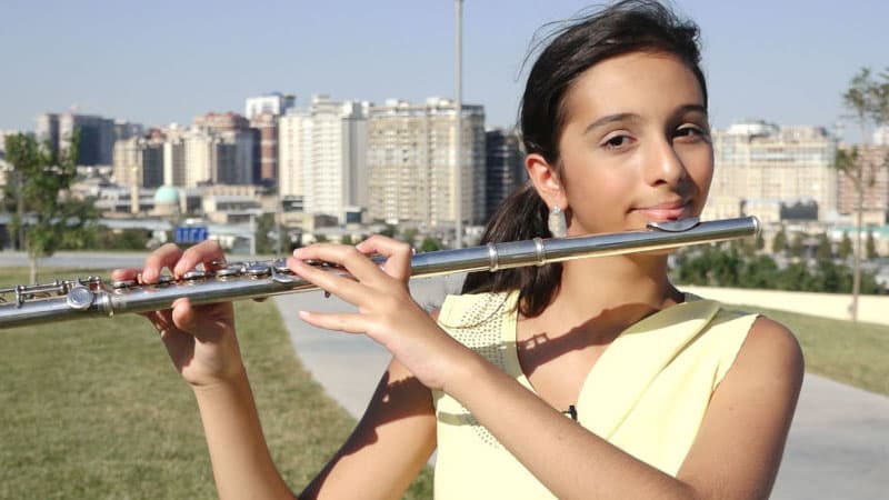 Həkim məsləhətindən şoka düşən azərbaycanlı qız ömrünü musiqi ilə uzatdı