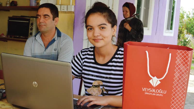VEYSƏLOĞLU məcburi köçkün ailələrdən olan şagirdləri kompüterlə təmin etdi (FOTOLAR)