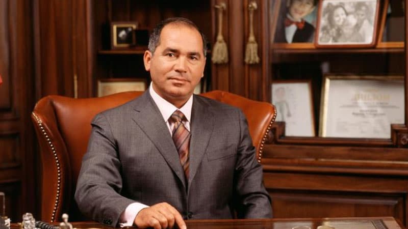 İlham Əliyev Fərhad Əhmədovu təltif etdi