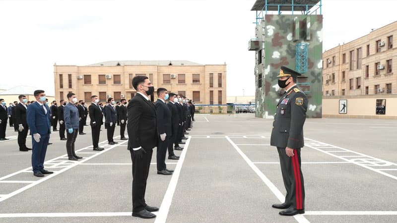 Vilayət Eyvazov işə yeni qəbul olan polislərə baxış keçirdi