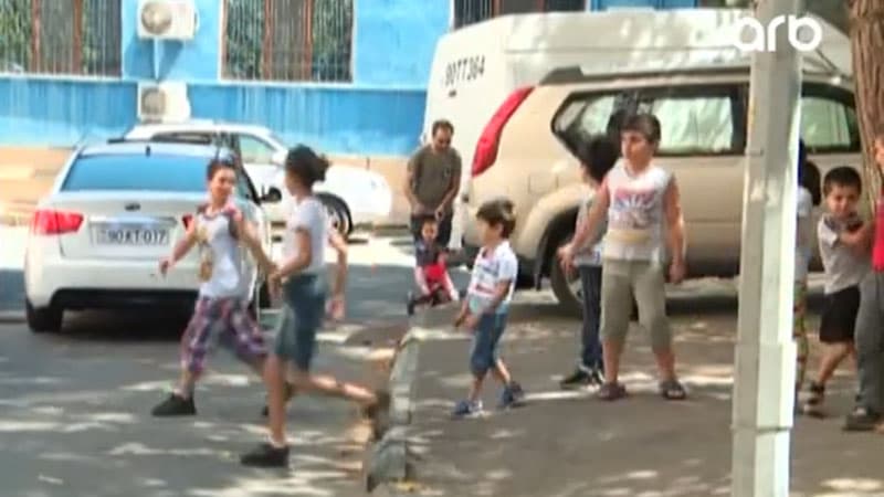 Uşaqların həyatı təhlükədə: Keçməyə yol olmur, söyüş söyürlər (VİDEO)