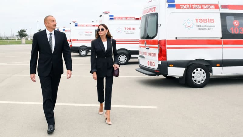 Prezident və birinci xanım yeni təcili yardım maşınlarına baxdı (YENİLƏNİB/FOTO)