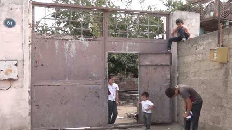 Dörd uşağı ilə kül olmuş evdə yaşayan ana kömək istəyir (VİDEO)