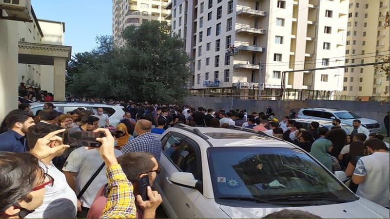 Ordumuz üçün könüllü qan verənlər izdiham yaratdı (FOTO/VİDEO)