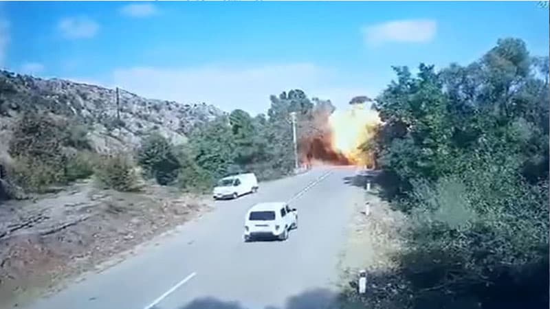 Düşmənin mövqelərinə yeni zərbə: körpü partladıldı (VİDEO)