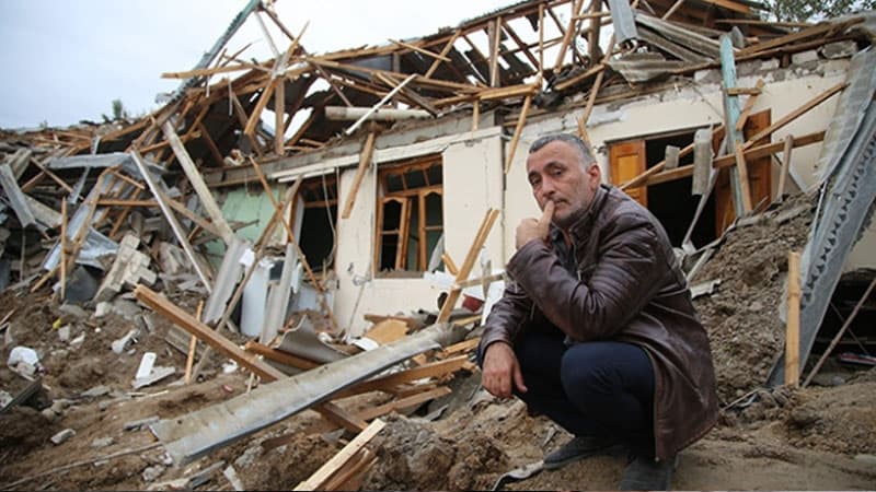 Evi dağılan azərbaycanlı: “Belə evdən yüzü bir əsgərimizə qurban olsun” (FOTO)