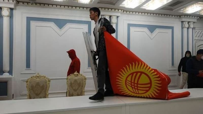 Bişkekdə etirazçılar meriya binasını ələ keçirdilər, yaralıların sayı artdı