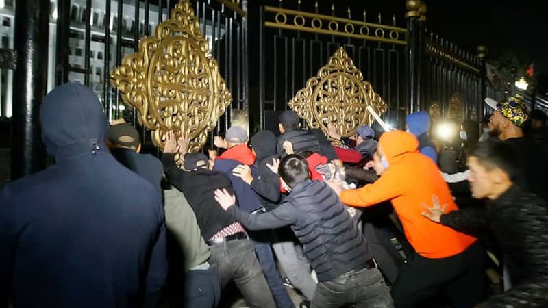 Qırğızıstan hökumət binası da etirazçılar tərəfindən ələ keçirildi