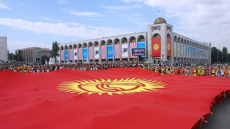 Qırğızıstanda bütün maliyyə əməliyyatları dayandırıldı