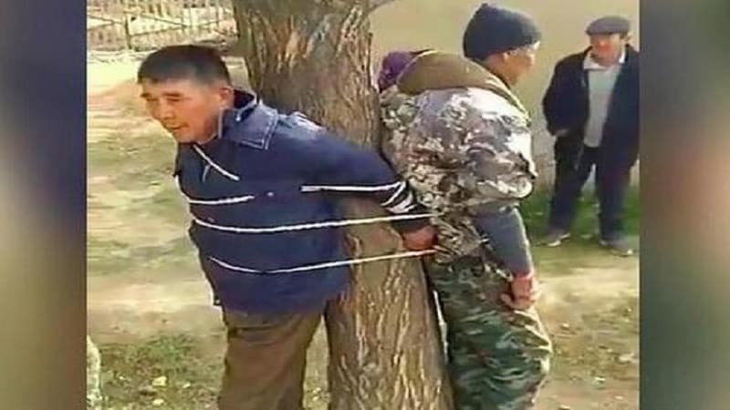 Qırğız kəndliləri iki dövlət adamını ağaca bağladı (FOTO)