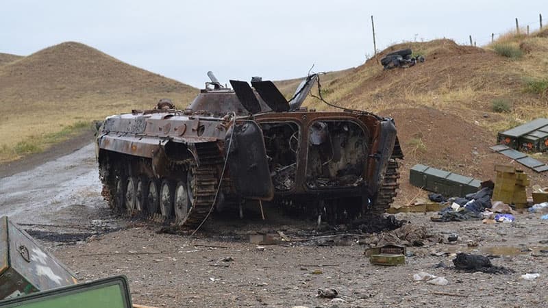 Erməni tankları öz artilleriya bölmələrinin atəşinə məruz qalıb