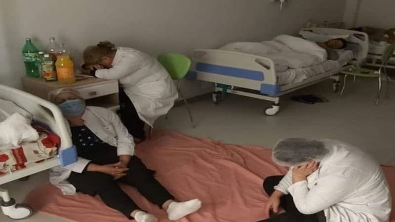 Hərbçilərimizə keşik çəkən həkimlərin şəkli gündəm oldu (FOTO)