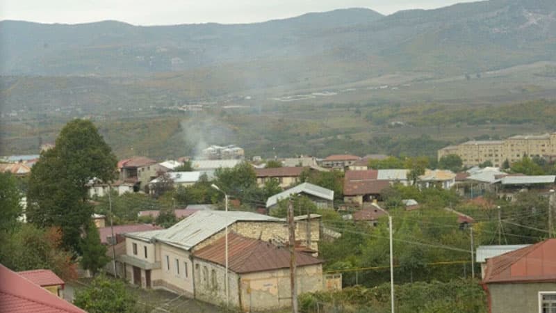 Xankəndidə erməni polislər boş evləri talan edirlər