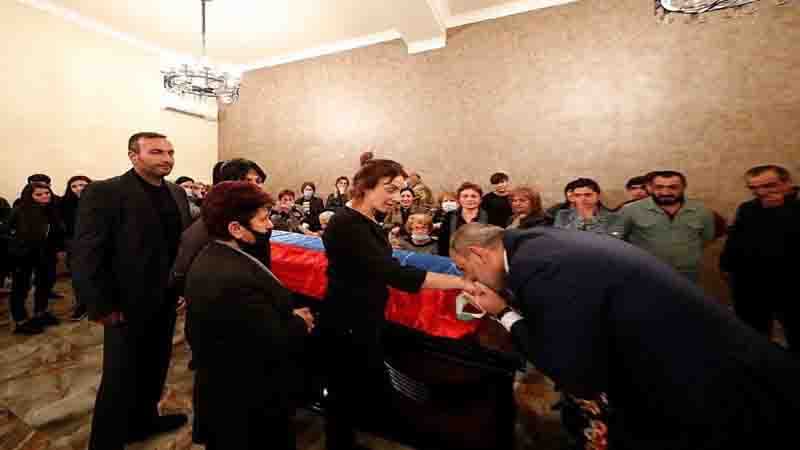 Paşinyan qırğına verdiyi ermənilərdən birinin cənazəsində belə artistlik etdi (FOTO)