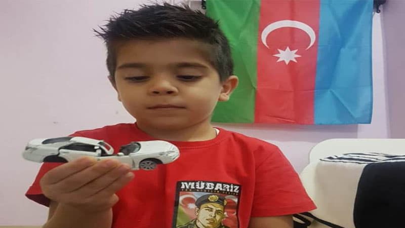 Gəncədə dağıntılar altından tapdığı oyuncağı övladına aparan jurnalist...