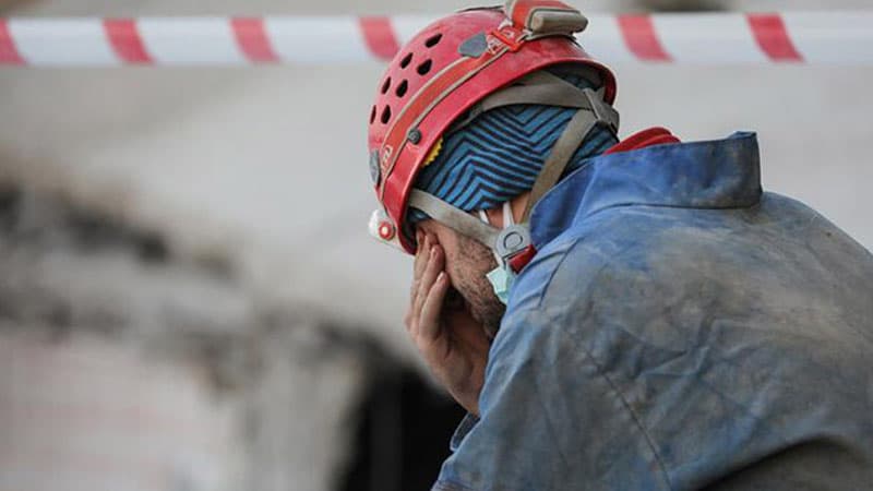 2 yaşlı uşaqla valideynlərinin cəsədlərini çıxarıb ağladı (FOTOLAR)
