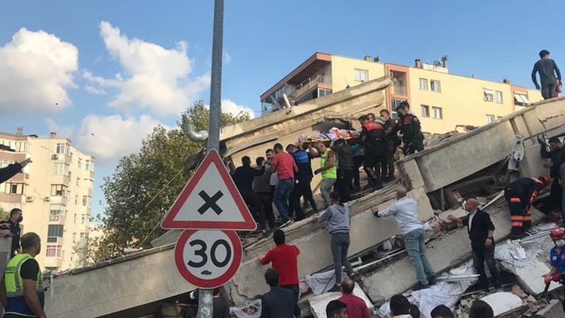 İzmirdə zəlzələdə ölənlərin sayı 91-ə çatdı (YENİLƏNİB)