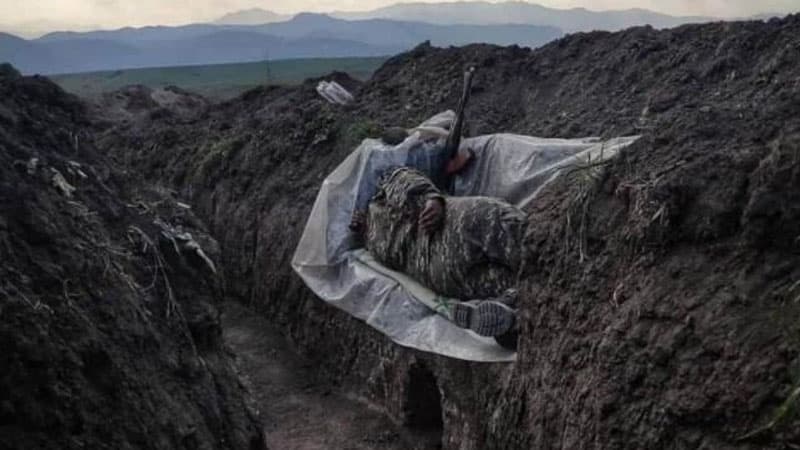Erməni əsgəri səngərdə sellofanın üstündə yatır: "Paşinyan, erməni əsgərinin yataq kisəsi haradadır?" (FOTO)