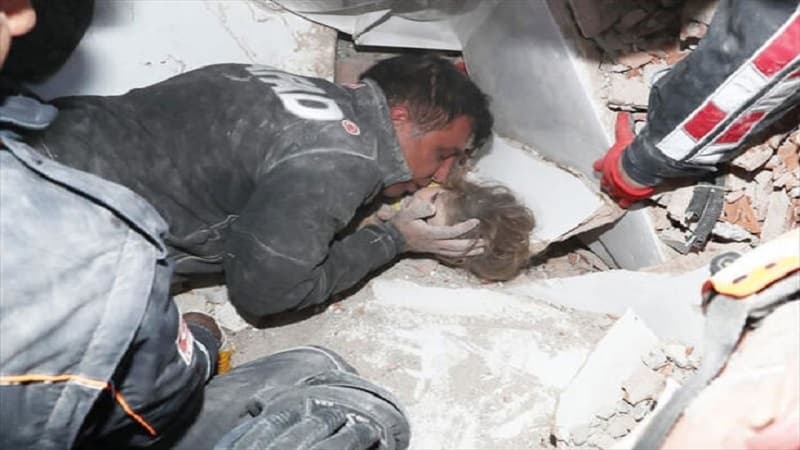 90 saatdan sonra Aylanı dağıntılar altından çıxaran xilasedici o anları paylaşdı (FOTO/VİDEO)