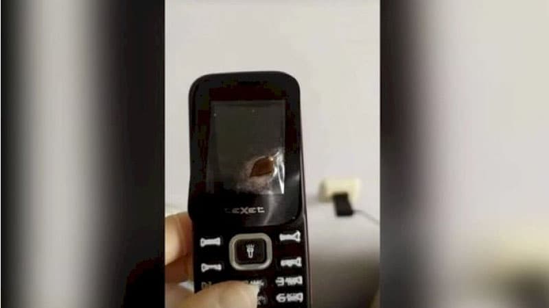 Hərbçimizin həyatını xilas edən telefon (FOTO)