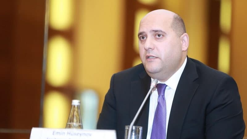 Mehriban Əliyevanın köməkçisinə Qarabağ torpağı və Xarıbülbül toxumu hədiyyə edildi (FOTO)