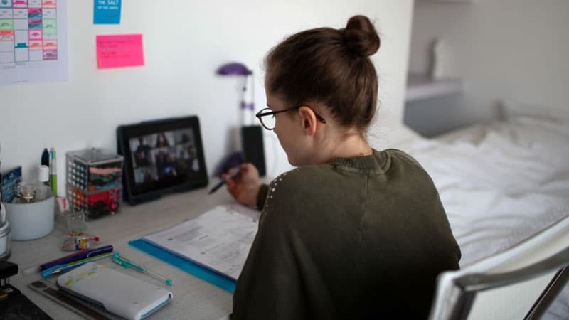 Universitetlərdə onlayn təhsil: rayonlarda yaşayan tələbələrin problemləri var