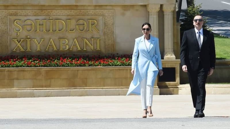 Prezident və birinci xanım Fəxri xiyabanda və Şəhidlər xiyabanında