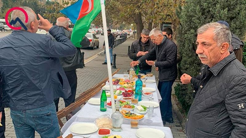 Bakıda restoran sahibindən maraqlı aksiya (FOTO)