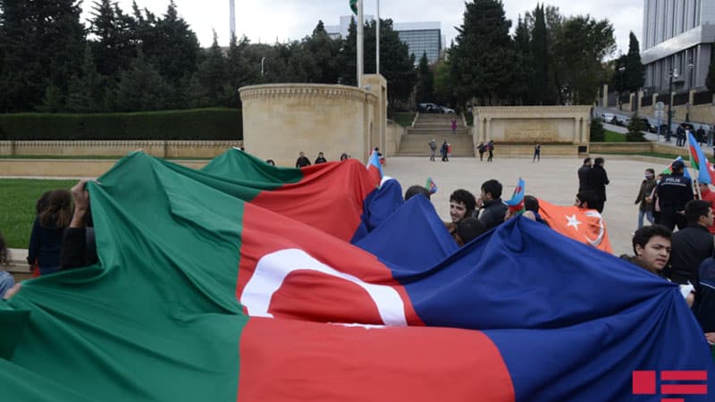 Vətəndaşlar Şəhidlər xiyabanına axın etdi (FOTOLAR)