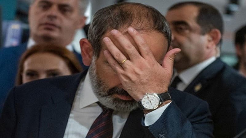 Etirazçılar Paşinyan və ailəsinin yaşadığı malikanələrə hücum etdi
