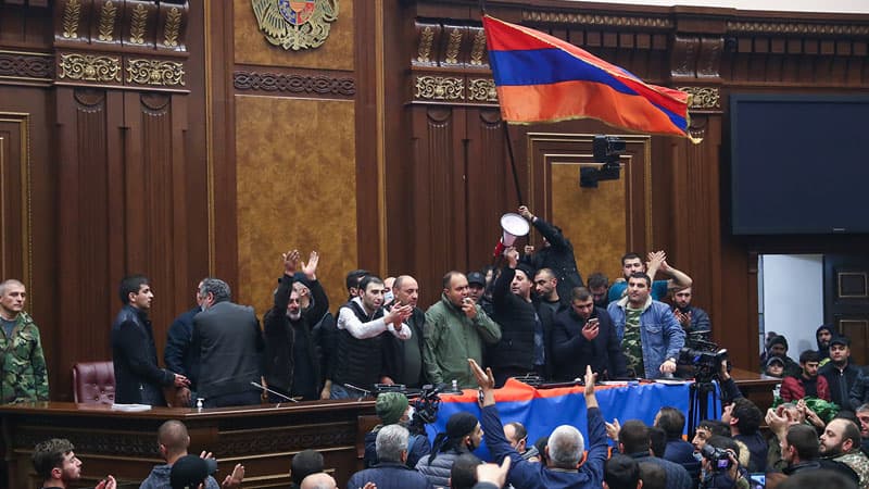 Konstantin Zatulin: "Paşinyan istefa verə bilər"