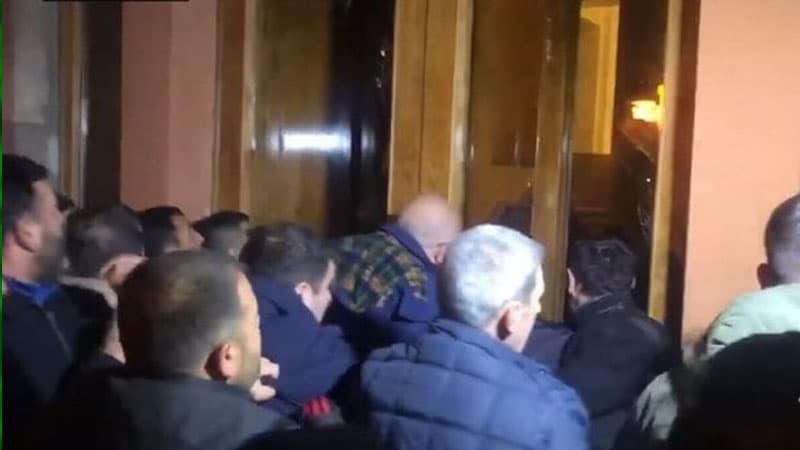 Etirazçılar “Soros”un İrəvandakı ofisini dağıtdı (VİDEO)
