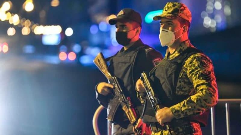 Bakıda polis komendant saatını pozan şəxsləri atəş açaraq saxladı (VİDEO)