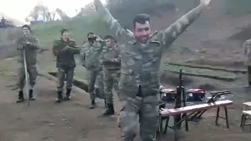 Əsgərlərimiz qələbəni rəqslə qeyd etdi (VİDEO)